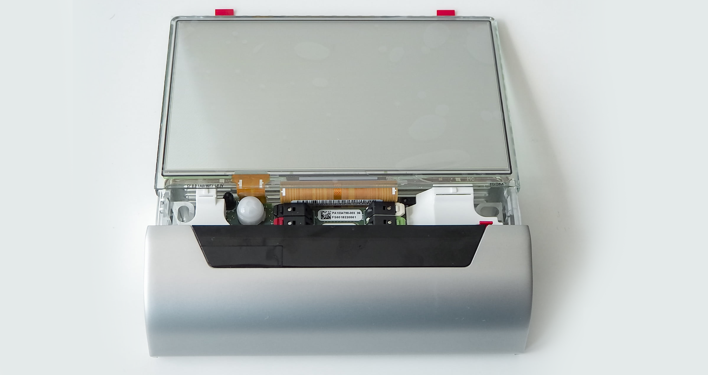 GLAS internal hardware: display, sensors and board behind the pane